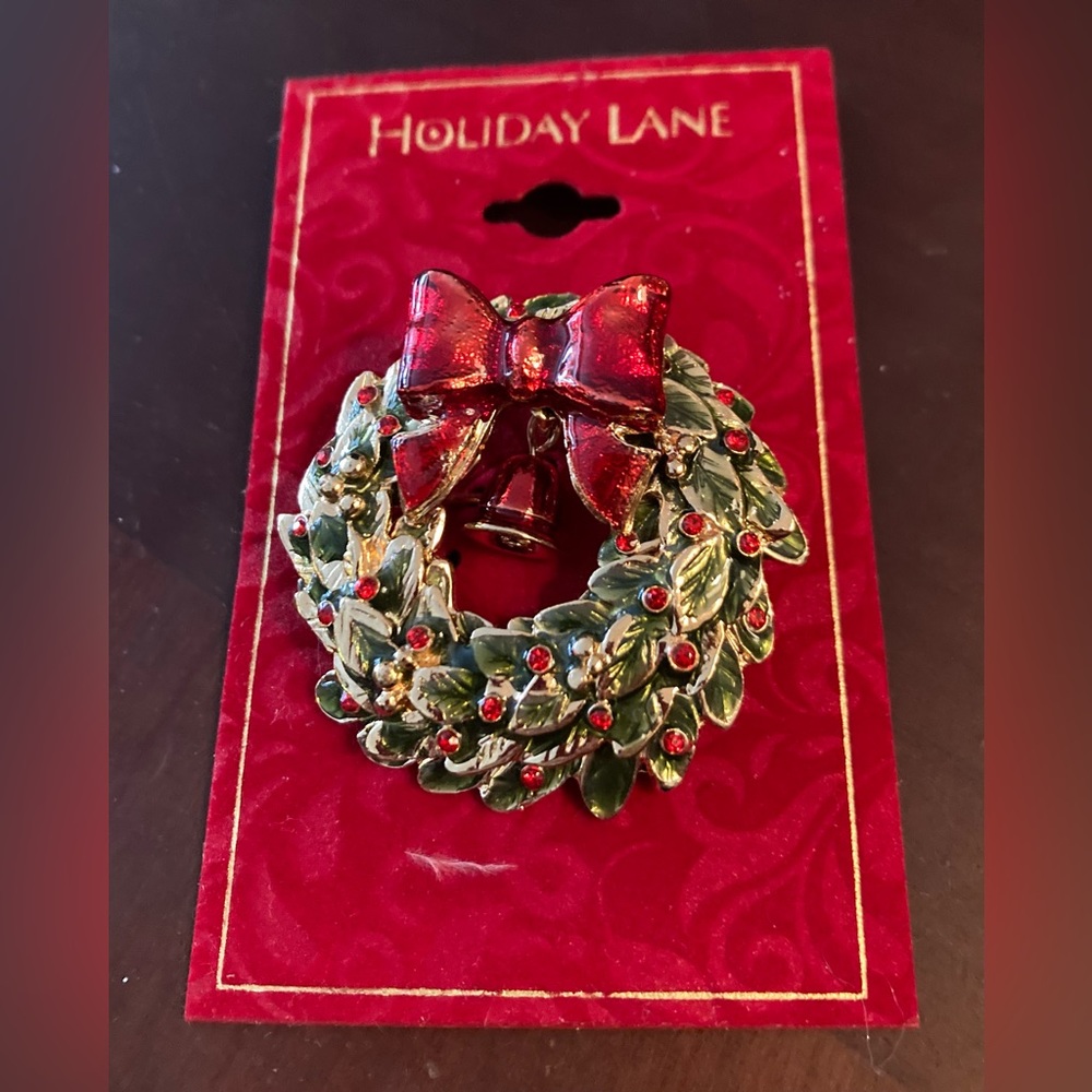 Holiday Lane Christmas Wreath Pin Brooch Size 1 3/4”